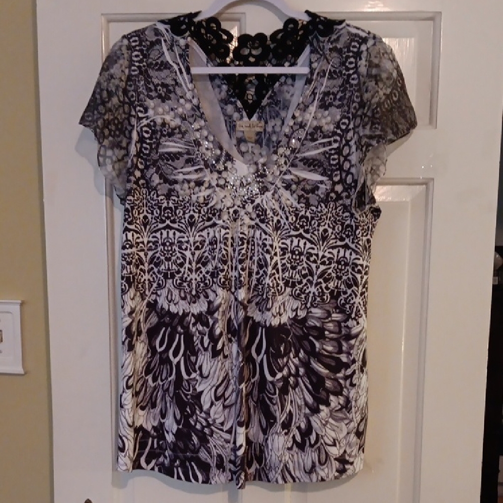 live and let live Black & White Floral V-Neck Blouse size 1X EUC